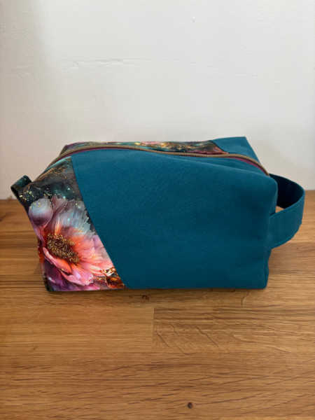 Teal side panel of the large Densa Dopp Kit bag